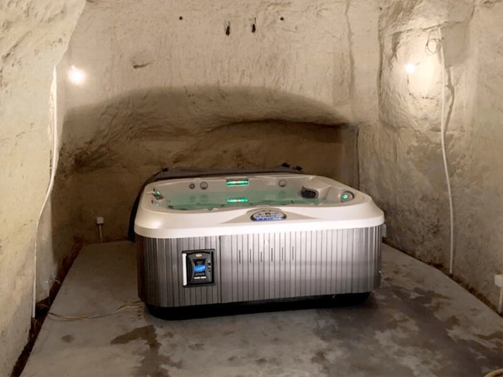 Spa Jacuzzi original dans troglodyte - Rêve de Piscine & Spa à Nantes Carquefou La Baule Loire Atlantique (44)