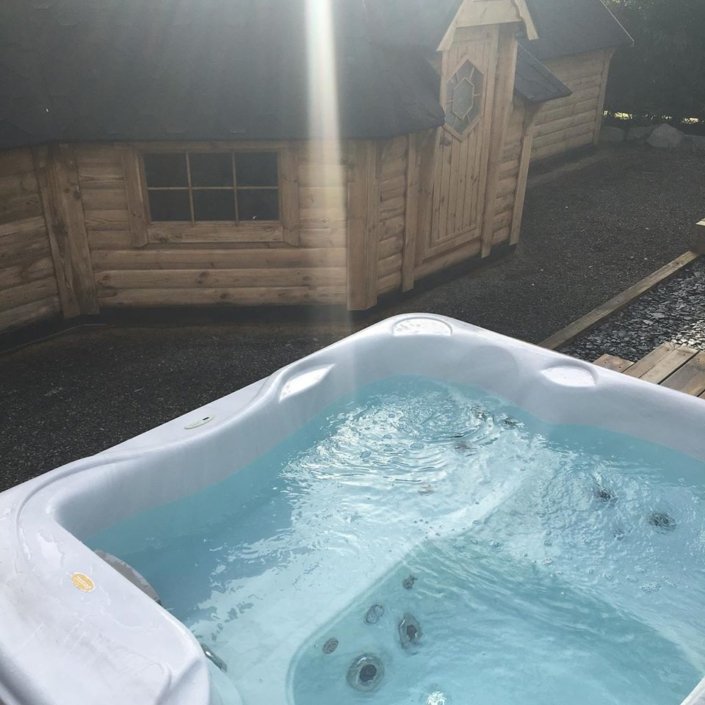 Pose d’un Spa Jacuzzi dans un Gîte à Pornic - Rêve de Piscine & Spa Nantes Carquefou La Baule (44)
