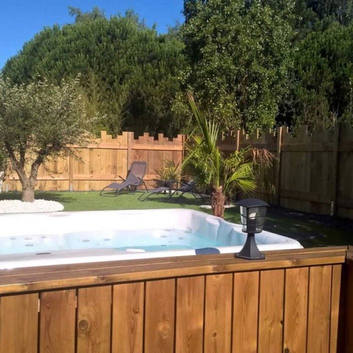 Pose d’un Spa Jacuzzi dans un Gîte à Pornic - Rêve de Piscine & Spa Nantes Carquefou La Baule (44)