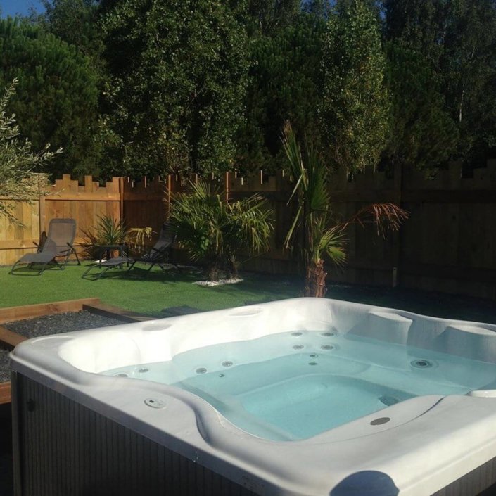 Pose d’un Spa Jacuzzi dans un Gîte à Pornic - Rêve de Piscine & Spa Nantes Carquefou La Baule (44)