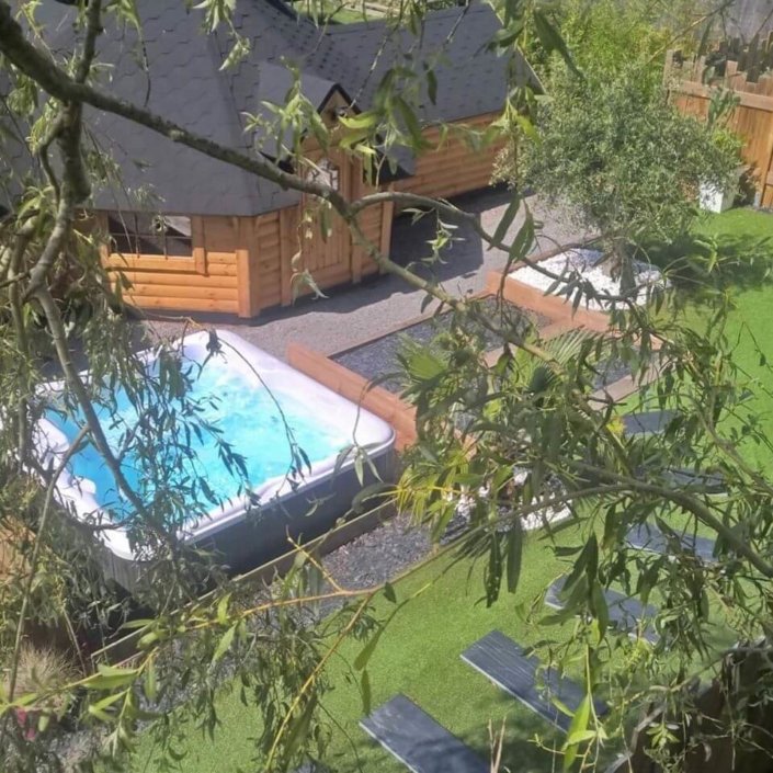 Pose d’un Spa Jacuzzi dans un Gîte à Pornic - Rêve de Piscine & Spa Nantes Carquefou La Baule (44)