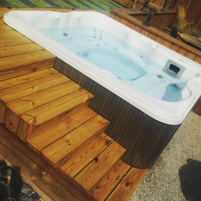 Pose d’un Spa Jacuzzi dans un Gîte à Pornic - Rêve de Piscine & Spa Nantes Carquefou La Baule (44)