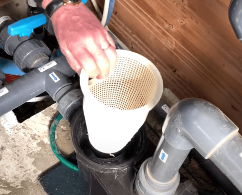 Nettoyage du préfiltre de la pompe d'une piscine en vidéo - Rêve de Piscine & Spa à Nantes Carquefou La Baule Loire Atlantique (44)