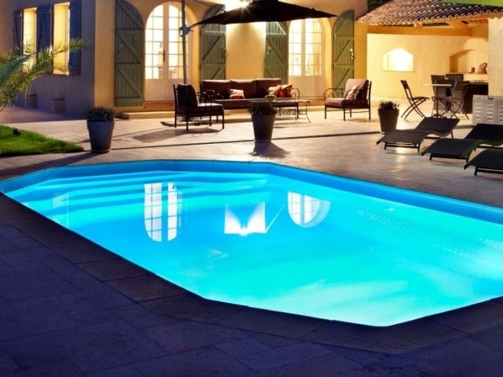 Piscine en coque polyester à fond incliné - Rêve de Piscine & Spa à Nantes Carquefou La Baule Loire Atlantique (44)