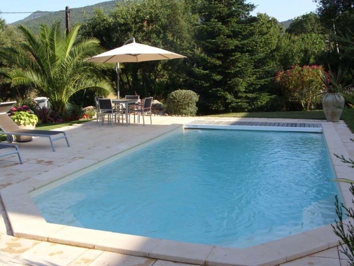 Piscine en coque polyester à fond incliné ® Gamme Agate - Rêve de Piscine & Spa à Nantes Carquefou La Baule Loire Atlantique (44)
