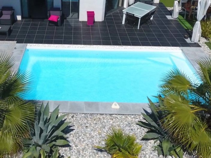 Piscine en coque polyester à fond incliné ® Gamme Kryptonite - Rêve de Piscine & Spa à Nantes Carquefou La Baule Loire Atlantique (44)