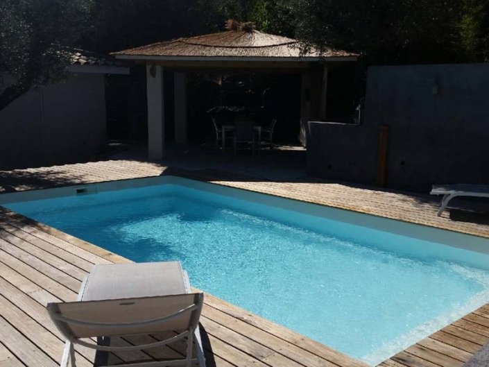 Piscine en coque polyester à fond incliné ® Gamme Kryptonite C - Rêve de Piscine & Spa à Nantes Carquefou La Baule Loire Atlantique (44)