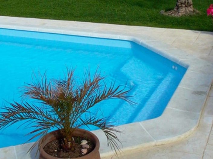 Piscine en coque polyester à fond incliné ® Gamme Lazuli - Rêve de Piscine & Spa à Nantes Carquefou La Baule Loire Atlantique (44)