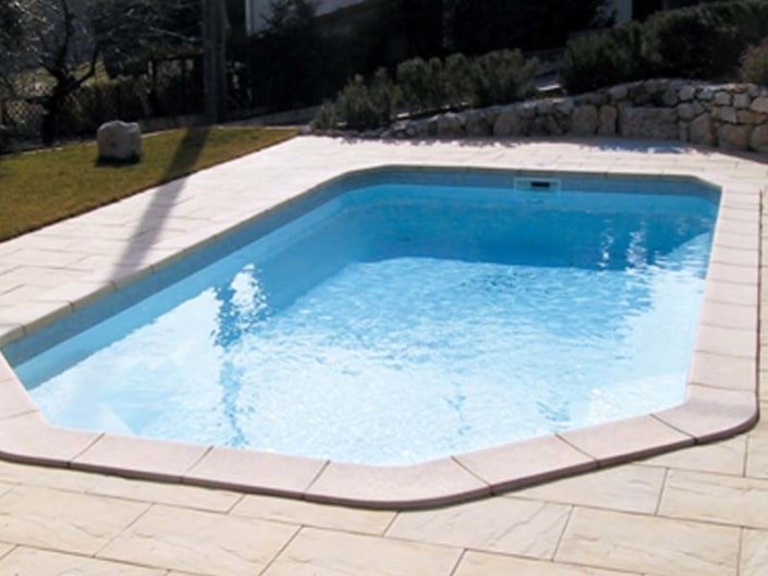 Piscine en coque polyester à fond incliné ® Gamme Onyx - Rêve de Piscine & Spa à Nantes Carquefou La Baule Loire Atlantique (44)