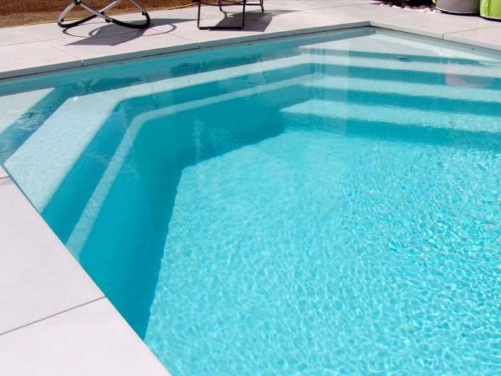Piscine en coque polyester à fond plat ® Gamme Célestine S - Rêve de Piscine & Spa à Nantes Carquefou La Baule Loire Atlantique (44)