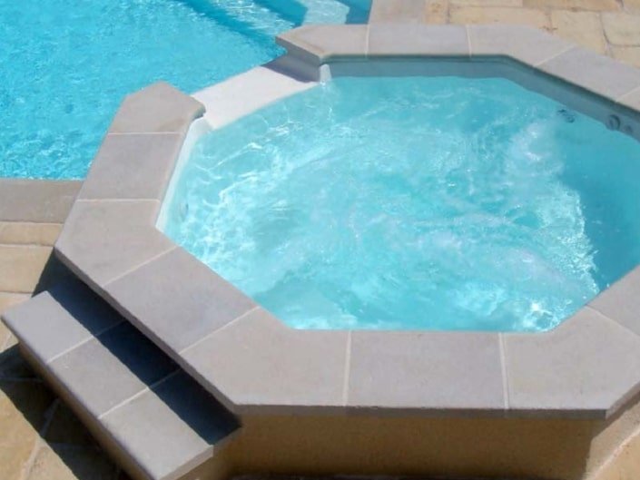 Piscine en coque polyester à fond plat ® Gamme Iris 2 - Rêve de Piscine & Spa à Nantes Carquefou La Baule Loire Atlantique (44)