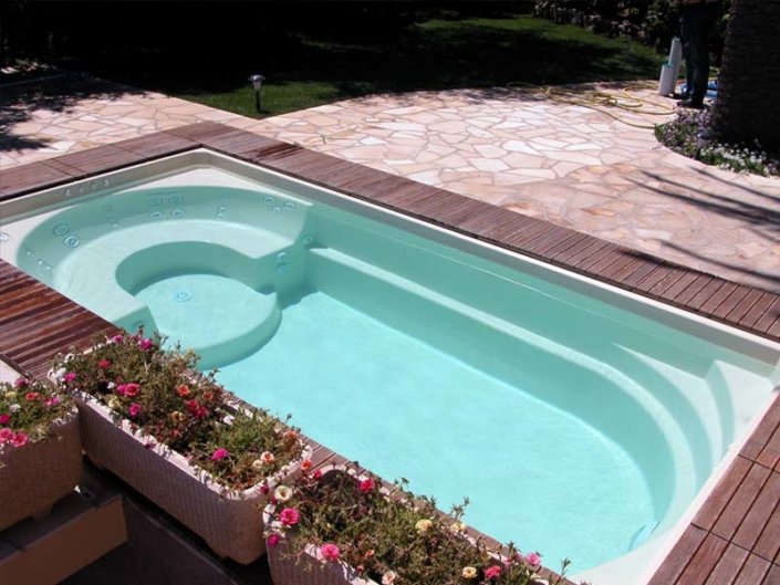 Piscine en coque polyester à fond plat ® Gamme Orchidée - Rêve de Piscine & Spa à Nantes Carquefou La Baule Loire Atlantique (44)