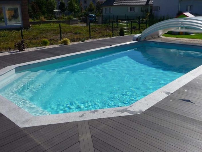 Piscine en coque polyester à fond plat ® Gamme Tanzanite - Rêve de Piscine & Spa à Nantes Carquefou La Baule Loire Atlantique (44)