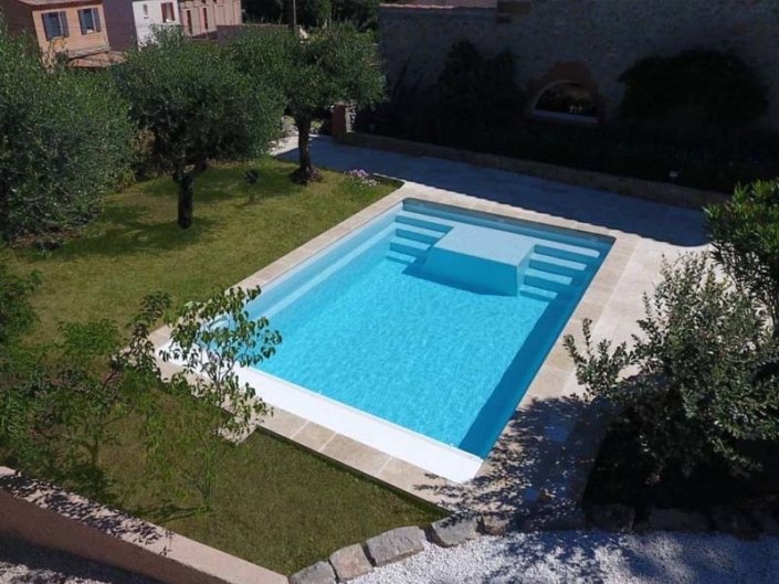 Piscine en coque polyester volet roulant - Rêve de Piscine & Spa à Nantes Carquefou La Baule Loire Atlantique (44)